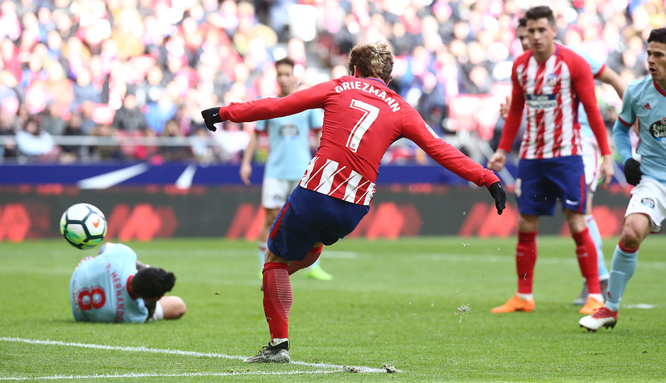 Griezmann envió el balón a la escuadra con este remate para abrir el marcador. 