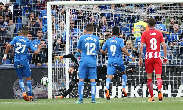 Paradón de Oblak en el excelente penalti lanzado por Fajir. 