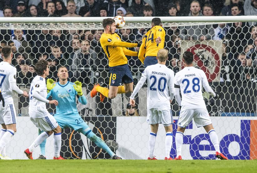 Saúl consiguió el gol de la igualada con este remate de cabeza. 
