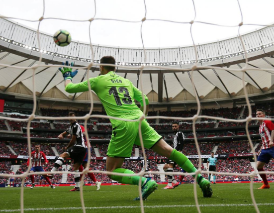 Obús a la red de Griezmann que ponía el 2-0 en el marcador.