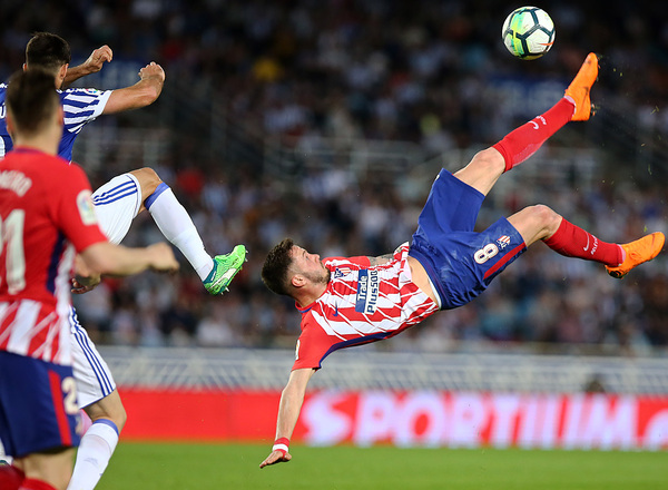 Bonita chilena de Saúl sin premio final en el marcador.