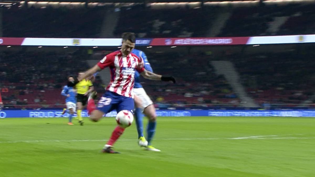 Vitolo marcó su primer gol con la camiseta rojiblanca con este certero derechazo tras un gran pase de Torres desde el centro del campo. 