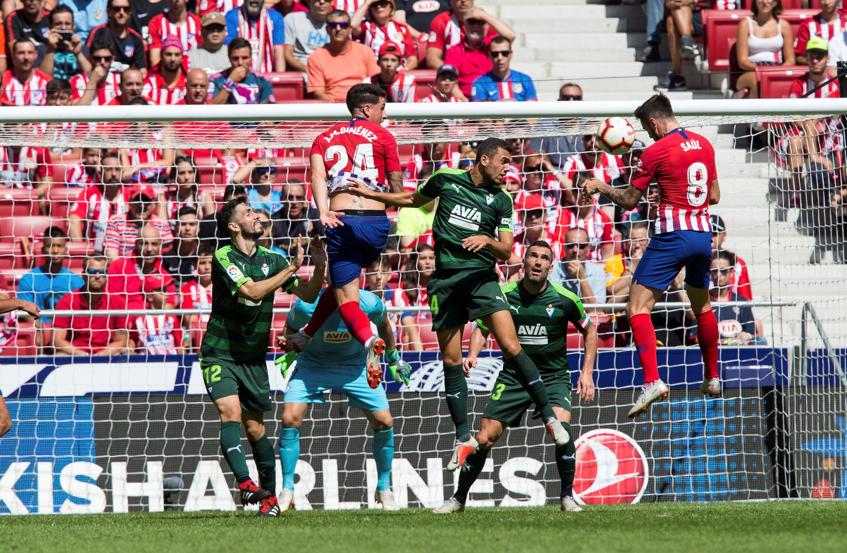 Una más de las dieciocho ocasiones rojiblancas ante el Éibar.
