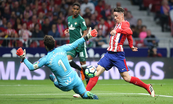 Torres tuvo la mejor ocasión del Atleti picando el balón ante la salida de Dani Giménez. 
