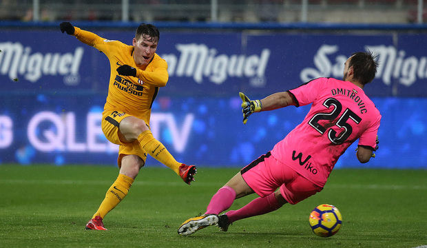 Gameiro marcó el gol de la victoria con este remate a la red de Dimitrovic. 