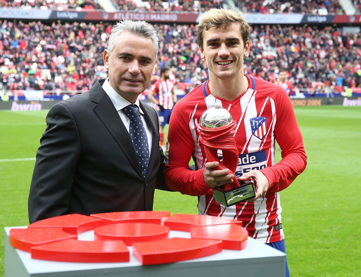 Manolo entregó a Griezmann el premio al mejor jugador del mes de Febrero-18.