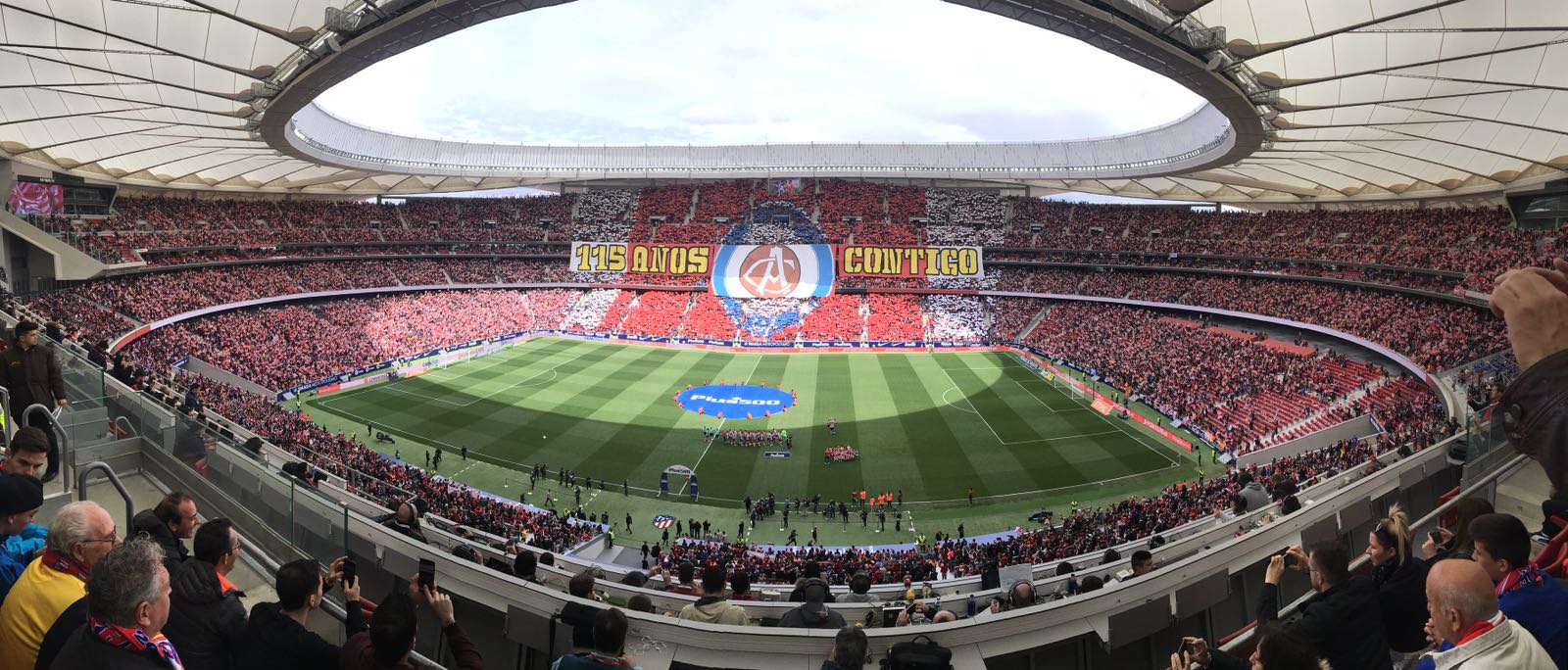 Espectacular mosaico en el Día del Niño con la leyenda -115 años contigo-. 