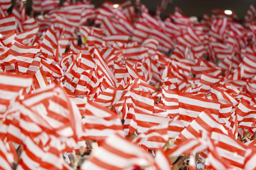 68.000 banderas rojiblancas dieron un espectacular colorido antes de que empezará a rodar el balón en el Wanda.