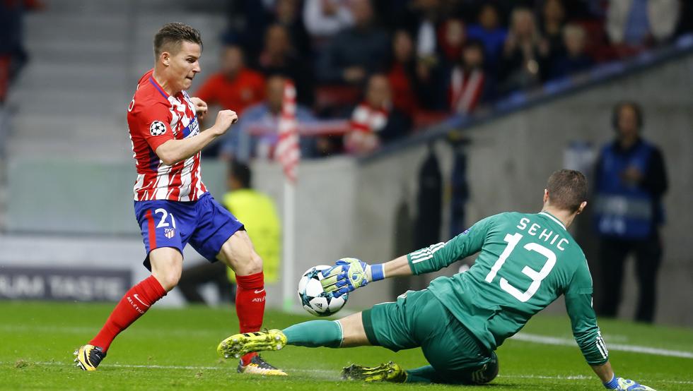 Gran ocasión de Gameiro que remató fuera con todo a su favor. 