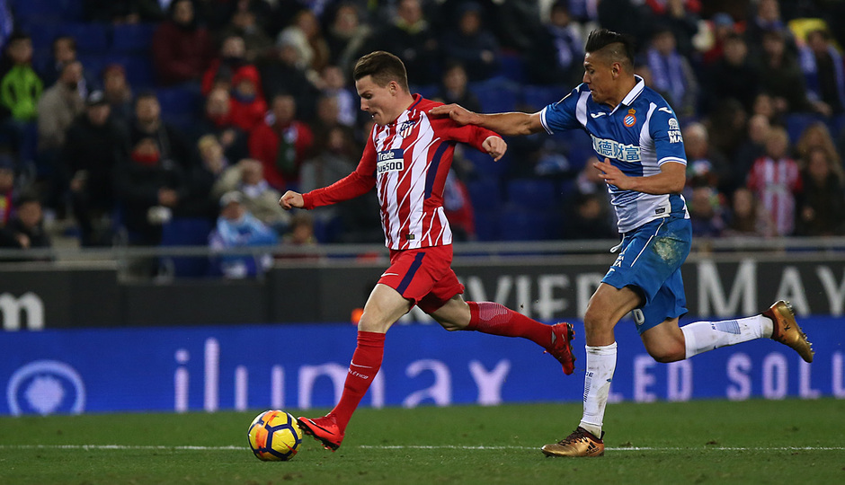 Gameiro tuvo la mejor ocasión rojiblanca con este remate que paró Pau. 