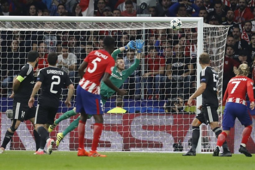 Golazo de Thomas por la escuadra desde más de 35 metros. 