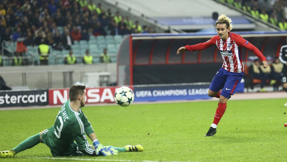 Y de nuevo Sehic desbarató este remate de Griezmann. 