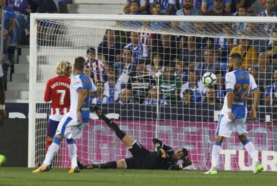 Cuéllar despejó con acierto un fuerte remate raso de Saúl. 