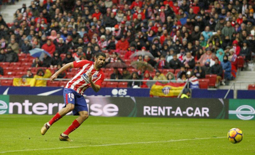 Diego Costa marcó su primer gol ante su afición tras este remate....