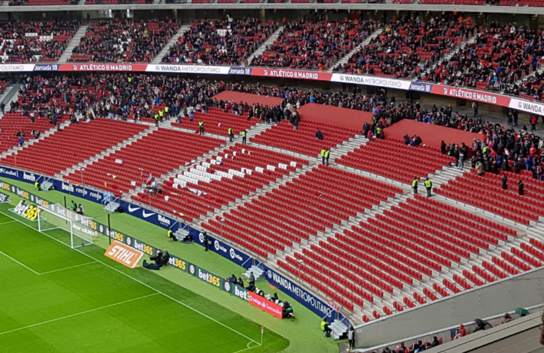 Los aficionados de la grada Sur, protestaron de esta forma durante 12 minutos por el horario del partido el día de Reyes.