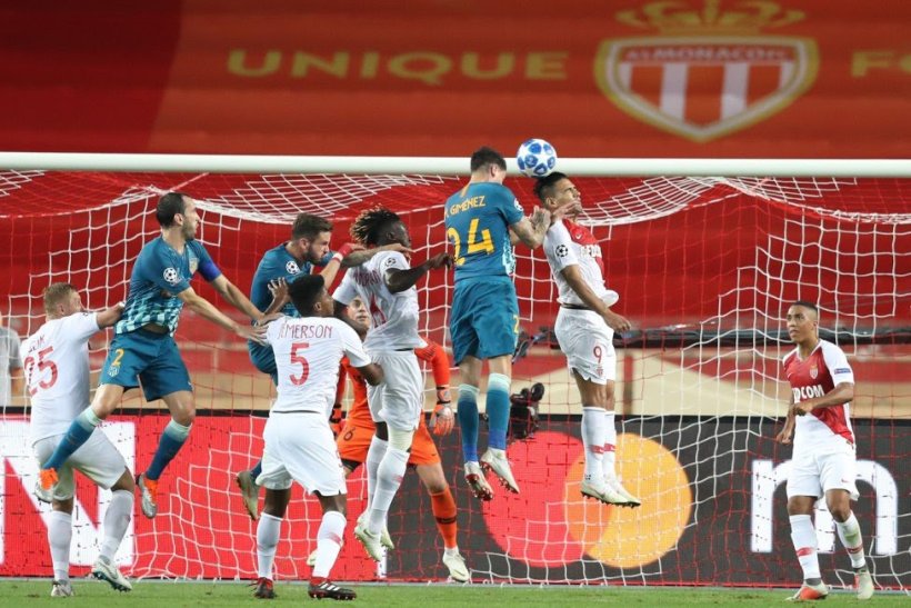 Golazo de cabeza de Giménez para remontar el partido en el Louis II. 