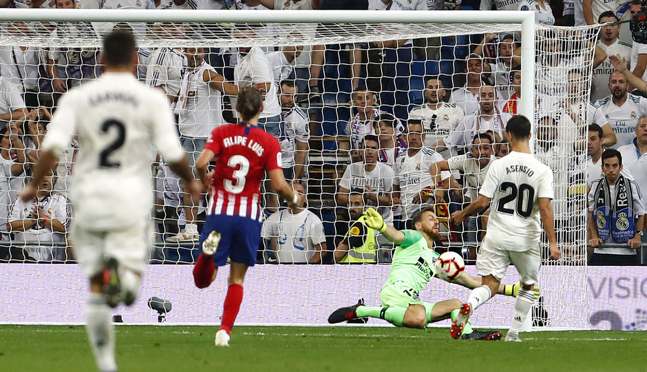 Paradón clave de Oblak ante Asensio en la segunda mitad. 
