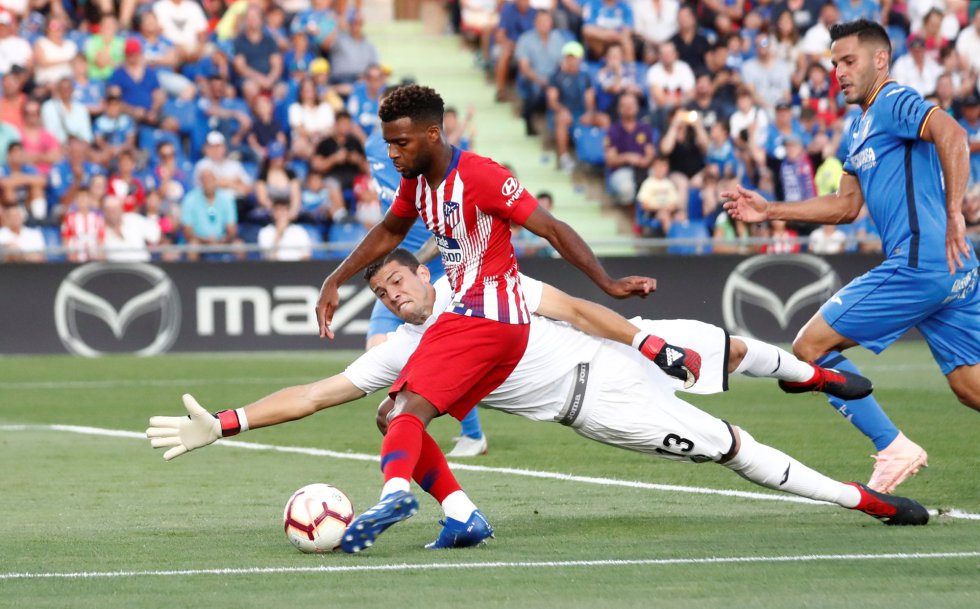 Recorte de Lemar para enviar el balón a la red azulona.