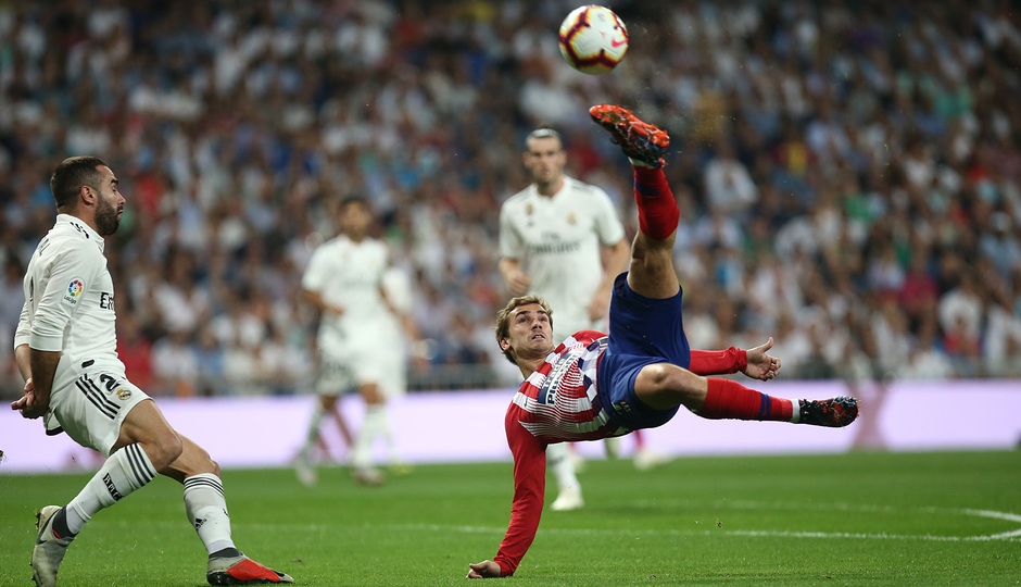 Remate acrobáitco de Griezmann que salió cerca de la escuadra blanca.