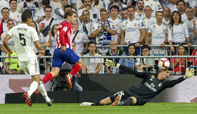 Courtois despejó con la cabeza en esta clara ocasión de Griezmann,