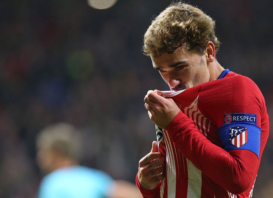 Griezmann besa el escudo del Atleti tras el golazo de perfecto contragolpe.