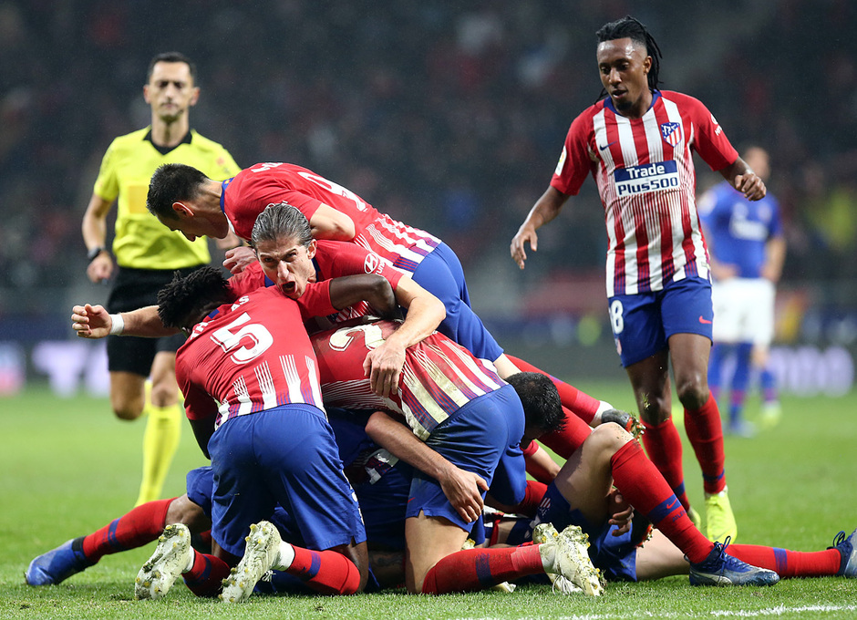 Celebración de todo el equipo tras el gol in-extremis del lesionado Godín.