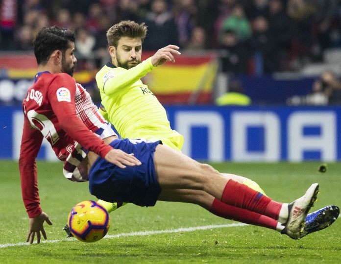 Piqué evitó el remate de Diego Costa en una clara ocasión rojiblanca.