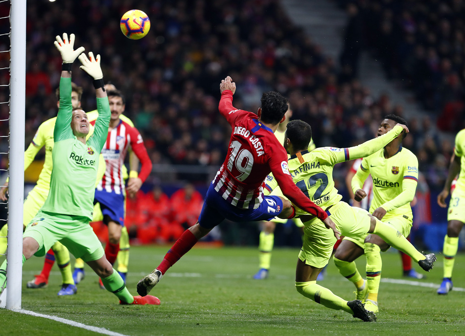 Diego Costa marcó de cabeza el primer gol del partido.