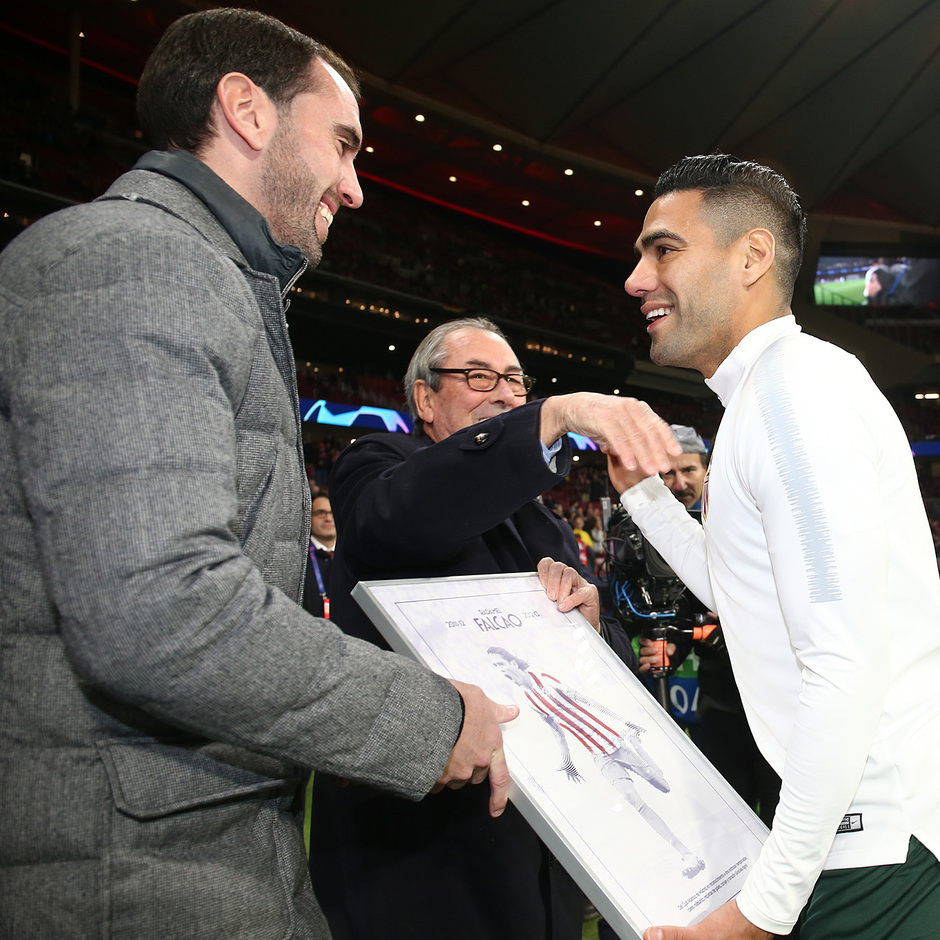 Emotivo homenaje del Atleti al añorado Radamel Falcao. 