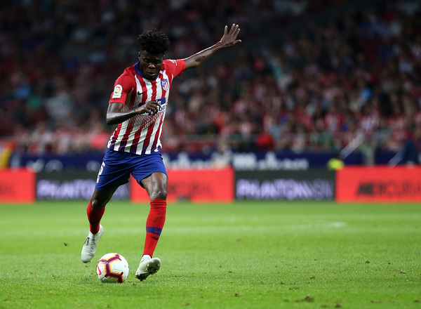 Golazo de Thomas de tiro cruzado a la red entre varios defensas. 