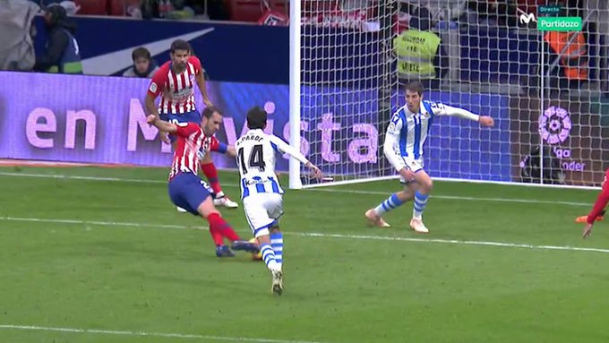 Godín abrió el marcador al filo del descanso con este remate a la red.