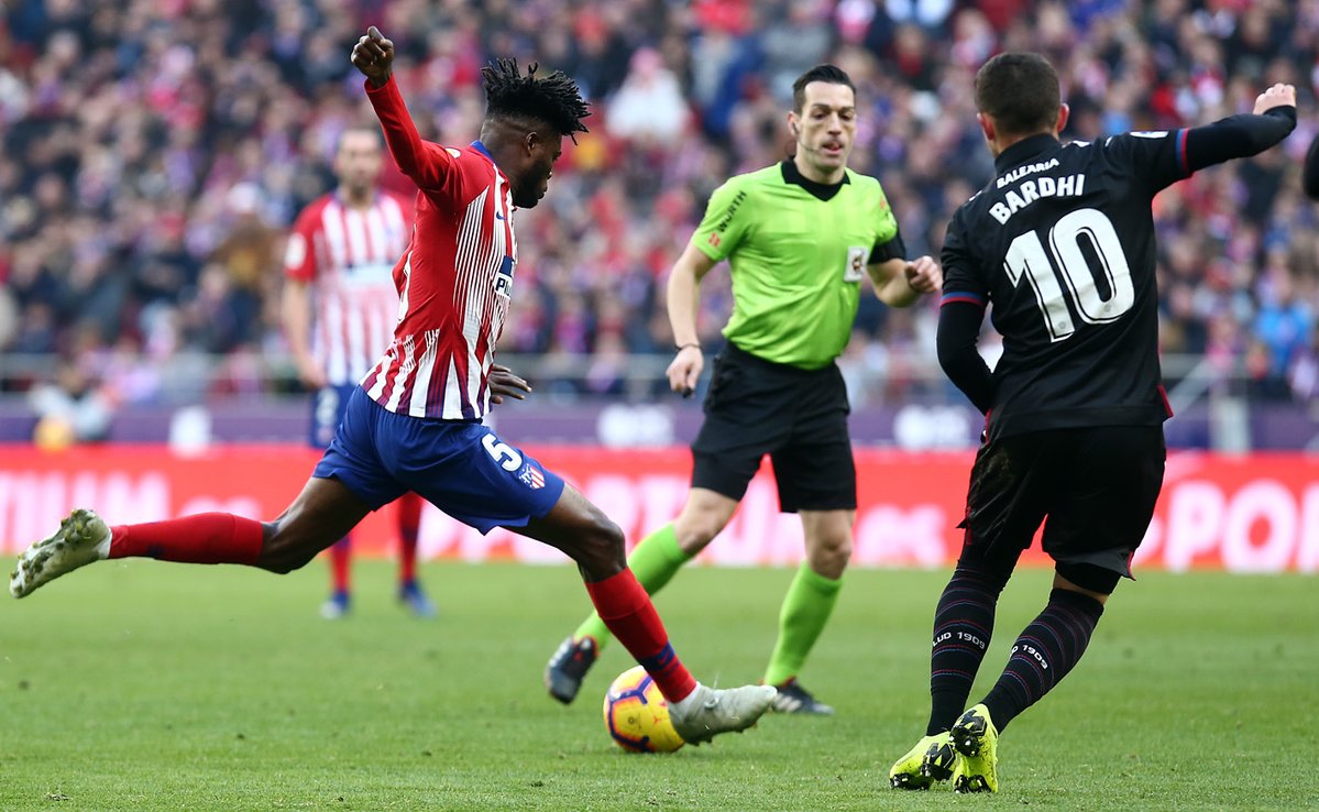 Fuerte derechazo de Thomas que salió rozando el poste granota.