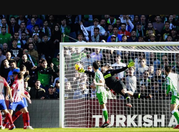Oblak, fiel a su paradón de cada partido, evitó el gol de Feddal nada más empezar el partido. 