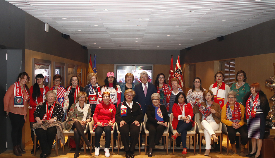 Foto de las presidentas de peña con el presidente en la Semana de la Mujer.