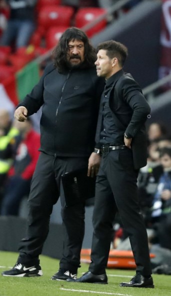 Cholo Simeone y Mono Burgos no encontraron alternativas en la semana negra del Atleti. width=