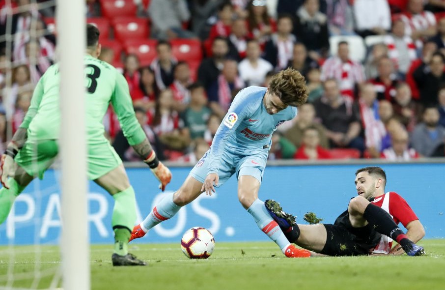 Posible penalti sobre Griezmann no señalado al filo del descanso.