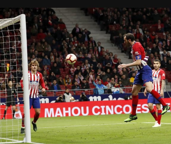 Gol de cabeza de Godín, que validó el VAR tras ser anulado primero por el árbitro. 