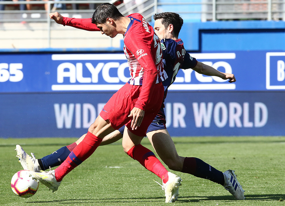 Morata remató cruzado muy cerca del poste al inicio de la segunda mitad.