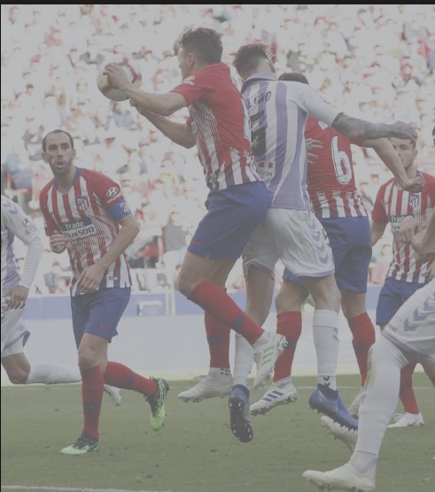 Posible mano de Arias al final del partido no señalada tras consultar el VAR.