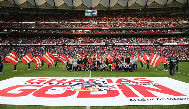 Foto de la gran familia rojiblanca homenajeando a su Gran Faraón Diego Godín.