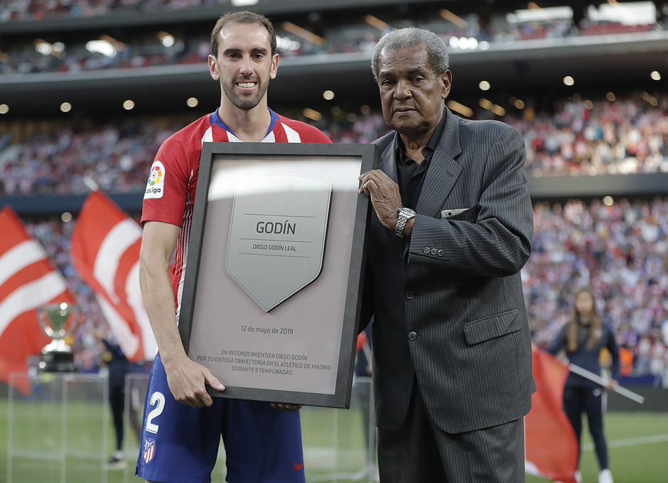 El mítico Luiz Pereira entregó esta placa conmemorativa a la LEYENDA ATLÉTICA Diego Godín. El mítico Luiz Pereira entregó esta placa conmemorativa a la LEYENDA ATLÉTICA Diego Godín.