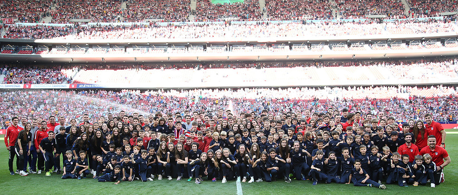 Foto de familia de los CAMPEONES Y CAMPEONAS de la Academia Atlética.