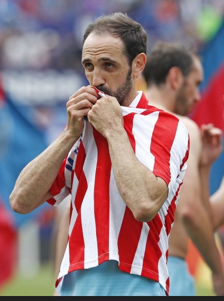 Juanfran, leyenda rojiblanca, besa el escudo en su despedida.