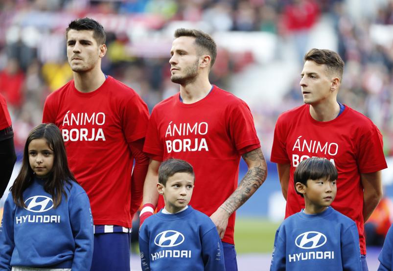 Apoyo del primer equipo para el lesionado Borja Garcés