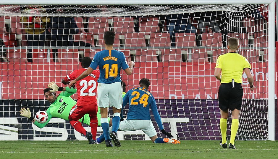 Adán evitó el gol tras este remate de Doumbia.