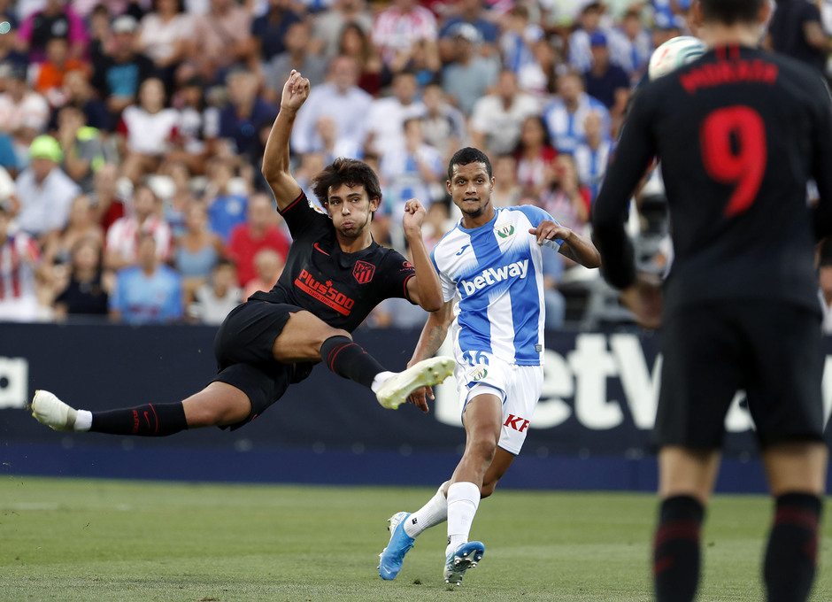 Bonito remate de João Felix que salió por encima del larguero pepinero.