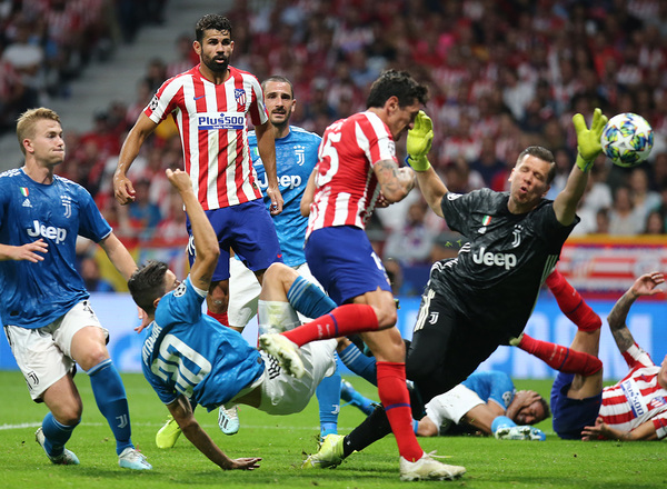 Cabezazo a la red de Savic para acortar distancias. 