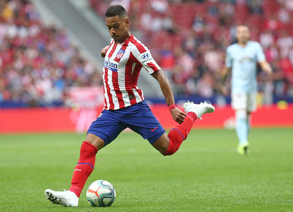 Lodi,  muy activo toda la noche, remata sin suerte ante Rubén.