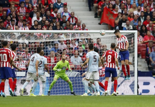 Gran cabezazo de Felipe en su debut que Rubén despejó de manera excepcional.  