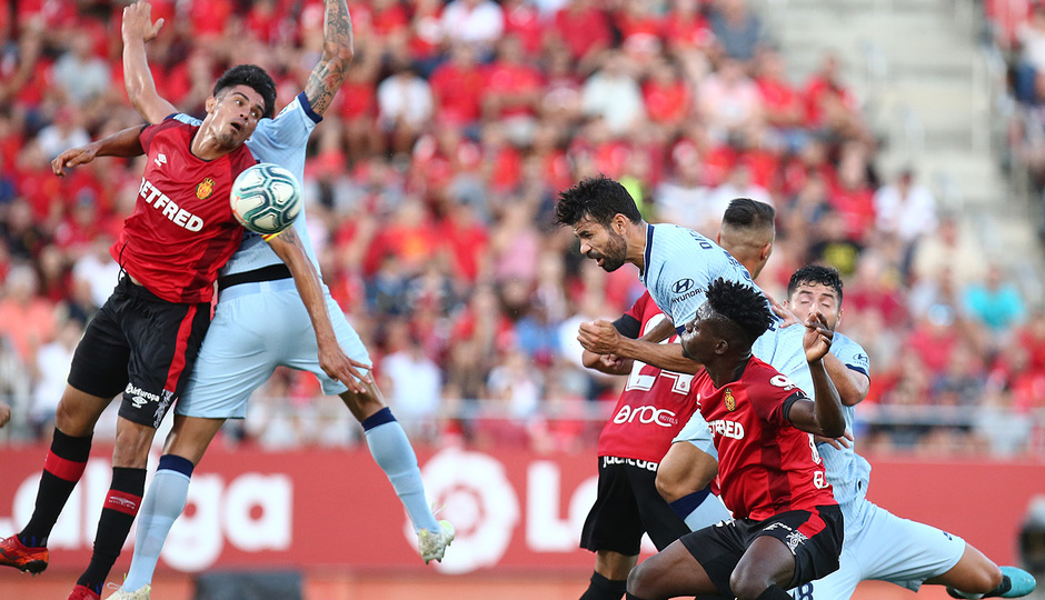 Remate de cabeza a la red de Diego Costa que rompía su sequía goleadora.